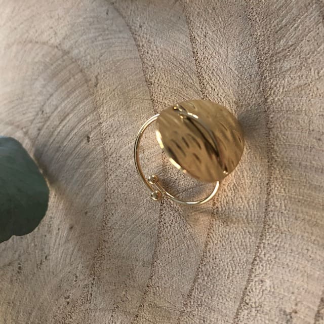 Bague dorée avec médaillon ovale ciselé sur le dessus Souris Grenadine