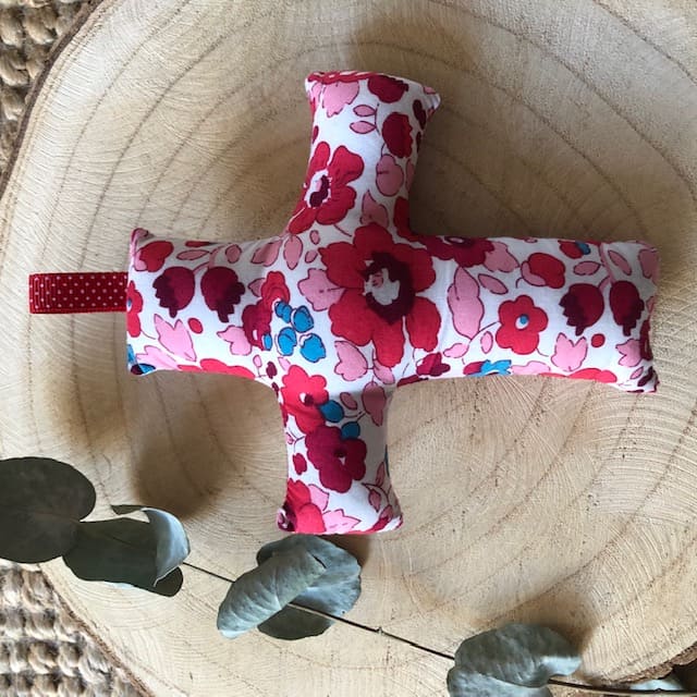 Croix rembourrée en tissu fleuri rouge et rose Souris Grenadine