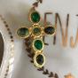 Broche forme croix Milë Mila avec cabochons tons verts