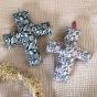 Croix rembourrée en tissu imprimé lapins tons bleu ou rose Souris Grenadine