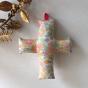 Croix rembourrée faite main en tissu Liberty Betsy Lemon Curd Souris Grenadine